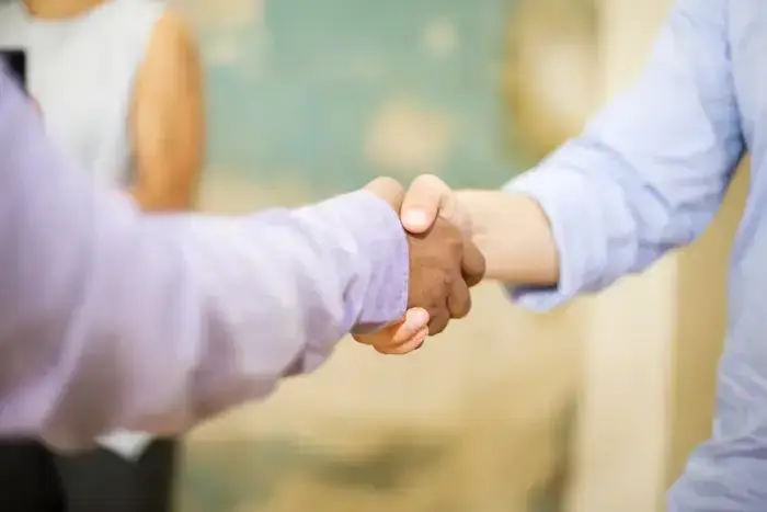 Poignée de mains symbolisant la confiance et le contact avec l'équipe Tranquilitel