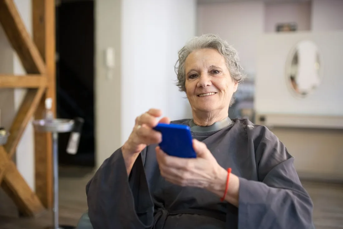 Protéger un senior du démarchage téléphonique : le guide complet